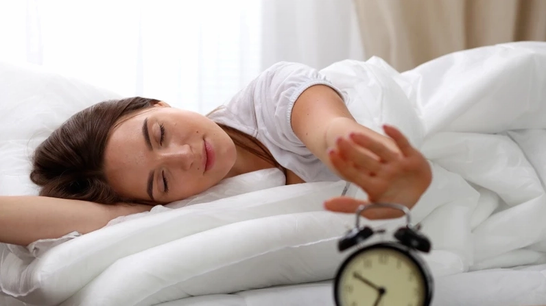 Ngủ đủ và giảm stress giúp ổn định hormone và cải thiện tiết dịch