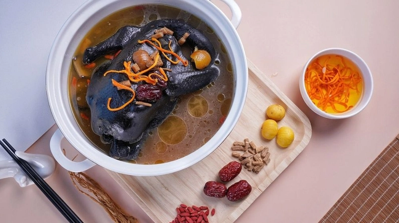 Người bệnh tiểu đường cần thận trọng khi ăn gà ác tiềm thuốc bắc