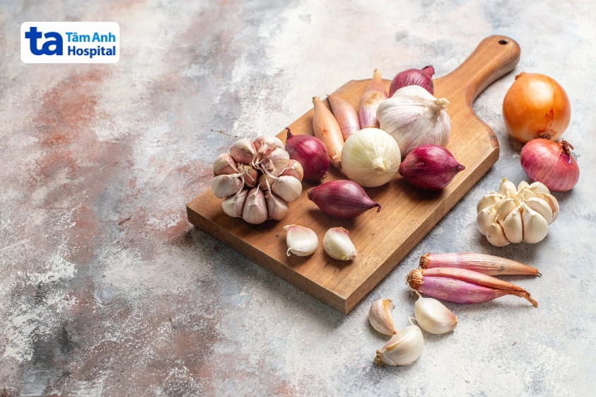 Người bị đau dạ dày không nên ăn hành tỏi sống