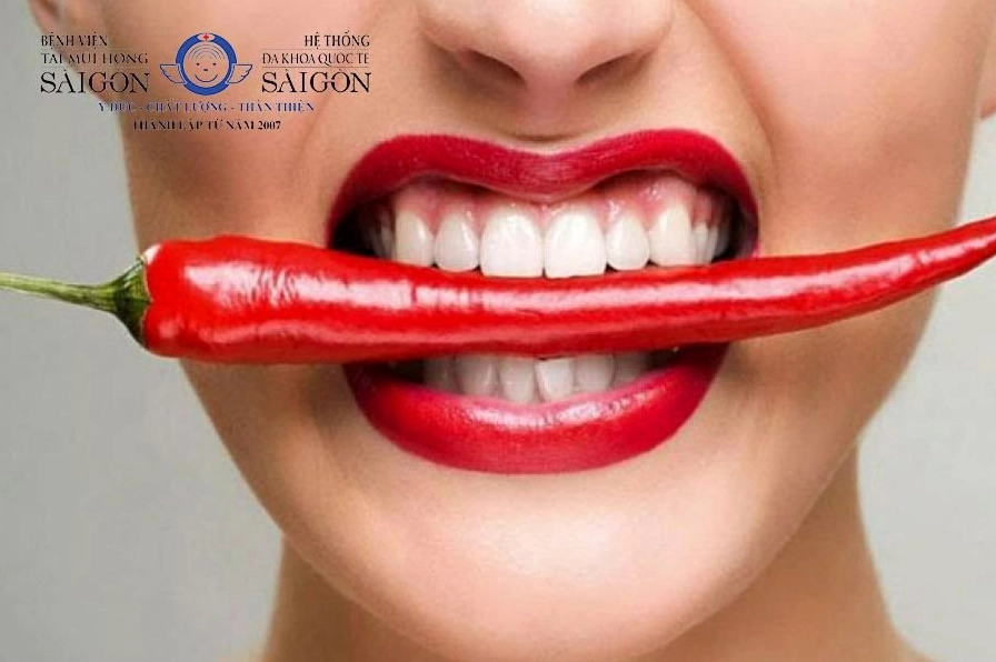 Người bị viêm dạ dày nên kiêng ăn cay nóng.