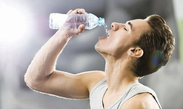 Người mắc bệnh gout nên uống nhiều nước hằng ngày giúp đào thải axit uric