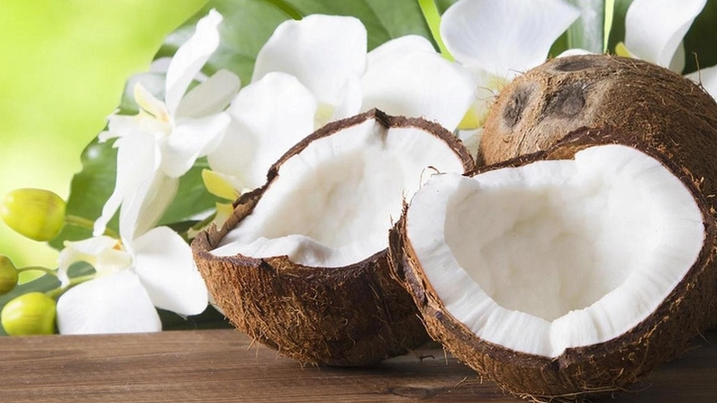 Người thừa cân cần hạn chế ăn cùi dừa