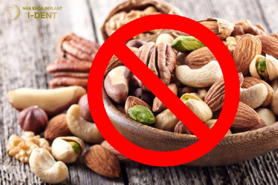 Những đồ ăn cứng, dai sẽ tác động xấu đến vết thương.