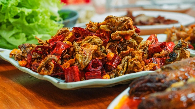 Những thực phẩm này có thể làm tăng áp lực lên tĩnh mạch hậu môn, khiến búi trĩ sưng to và gây đau nhiều hơn