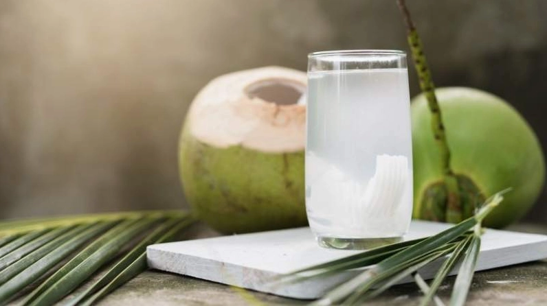 Nước dừa cung cấp chất điện giải, tốt cho người ốm