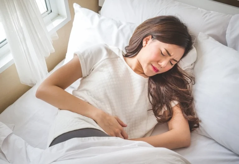 Phụ nữ tới tháng nên ăn gì để giảm đau, khỏe mạnh hơn?