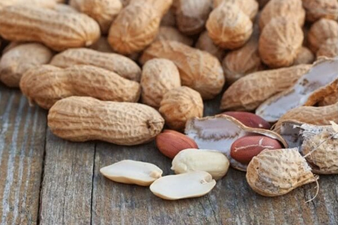 Protein trong lạc sống khó tiêu và khiến dạ dày phải động nhiều hơn để tiêu hóa, làm tăng gánh nặng cho dạ dày