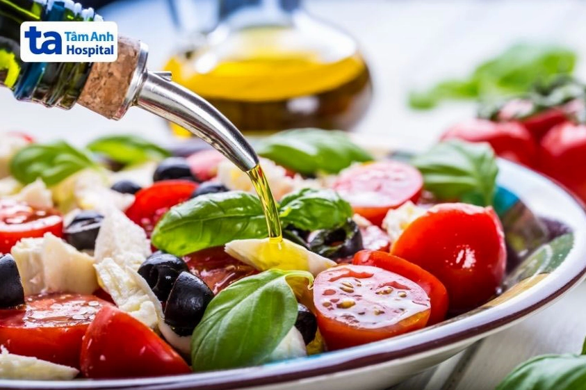 Sử dụng dầu oliu khi chế biến món ăn sẽ hỗ trợ kiểm soát tình trạng mỡ máu cao