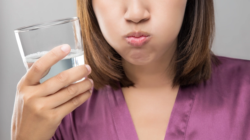 Súc miệng bằng nước muối ấm mỗi ngày giúp làm sạch khoang miệng, giảm vi khuẩn