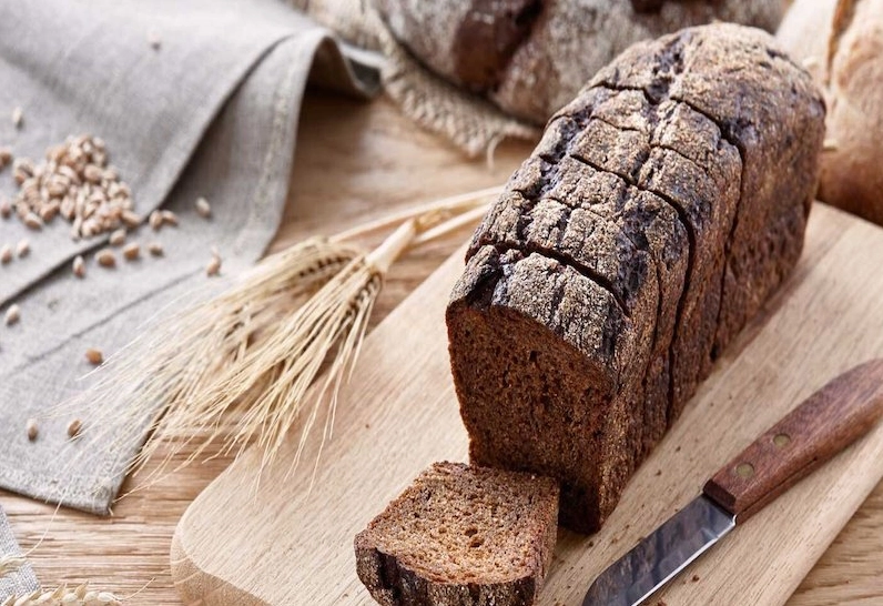 Thay vì ăn bánh mì trắng, người bệnh hãy chuyển sang làm quen với bánh mì đen