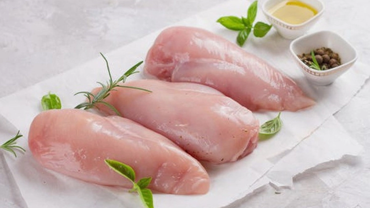 Thịt heo, thịt gà giàu protein, ít béo giúp tránh bị mất sức khi tiêu chảy.