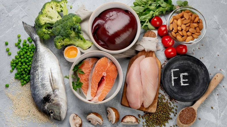 Thực phẩm giàu sắt: gan động vật, thịt đỏ, rau xanh đậm.