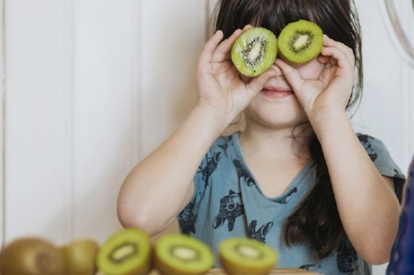 Trẻ bị táo bón ăn kiwi