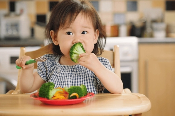 Trẻ bị táo bón cần điều chỉnh chế độ ăn uống hợp lý