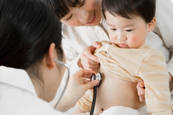 Trẻ bị táo bón kéo dài nên thăm khám bác sĩ