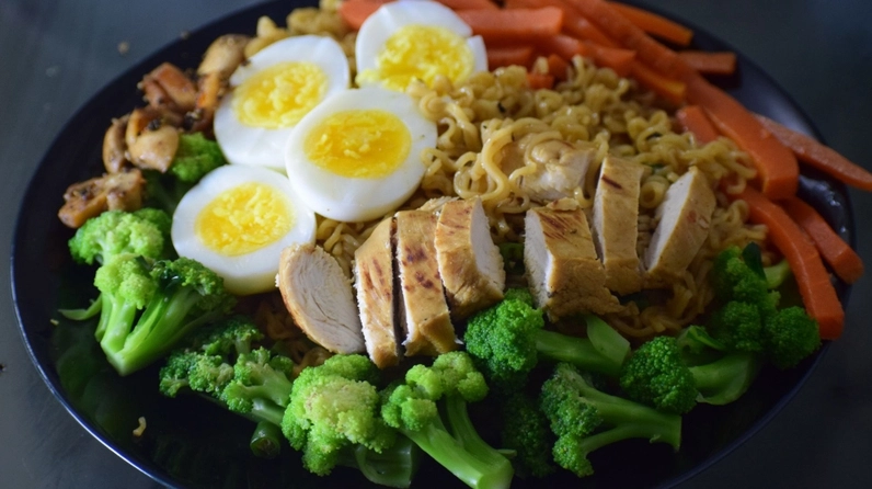 Trứng luộc, ức gà, yến mạch, rau xanh và khoai lang là lựa chọn lý tưởng cho bữa sáng ít calo