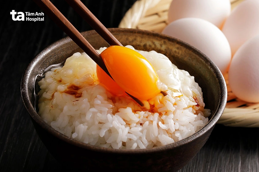 Trứng sống gây nguy hiểm cho mẹ và thai nhi