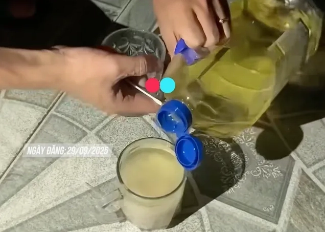 Tự chế đèn dầu bằng dầu ăn để thắp sáng ngày bão lũ có được không? - Ảnh 1.