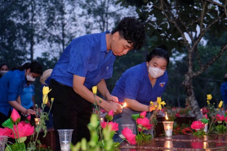 Tuổi trẻ cả nước thắp nến tri ân các Anh hùng liệt sĩ - Ảnh 3
