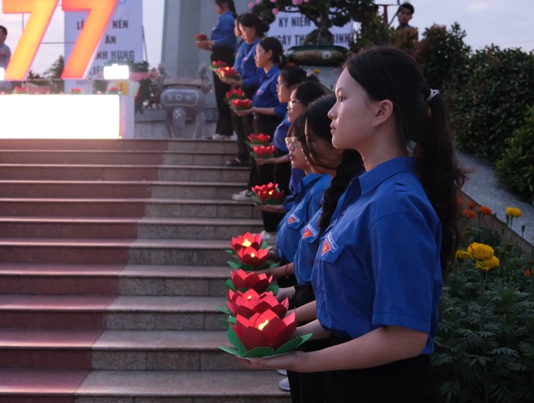Tuổi trẻ cả nước thắp nến tri ân các Anh hùng liệt sĩ - Ảnh 5