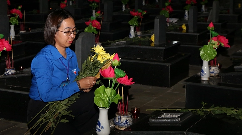 Tuổi trẻ cả nước thắp nến tri ân các Anh hùng liệt sĩ - Ảnh 6