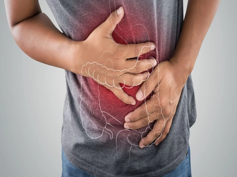Uống đủ nước giúp cải thiện tình trạng đi vệ sinh ra máu