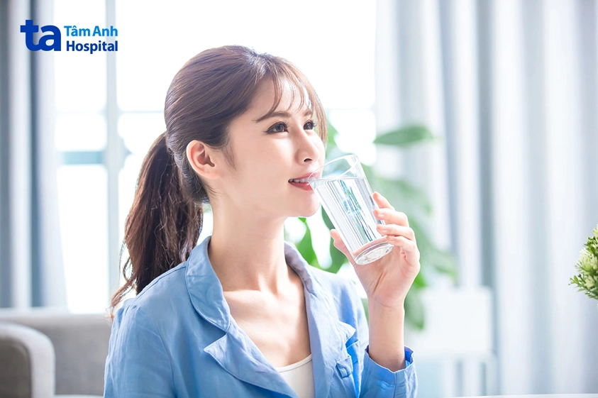 Uống nhiều nước giúp giảm triệu chứng đau bụng
