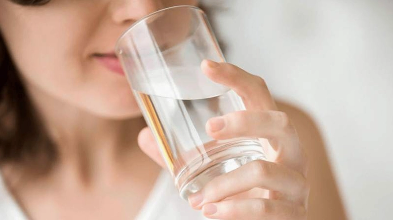 Uống nhiều nước khi bị ốm giúp cổ họng không bị khô