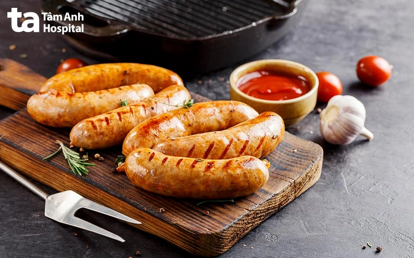 Xúc xích chứa nhiều cholesterol và chất béo bão hòa