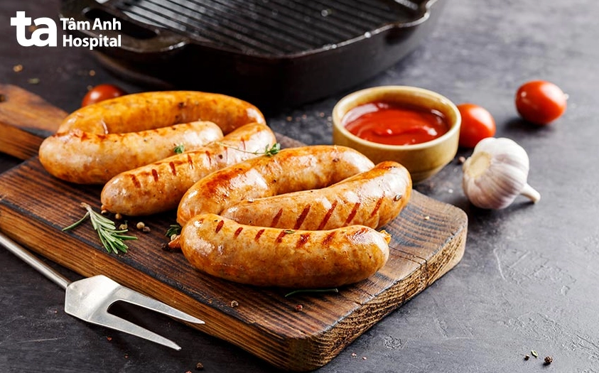 Xúc xích chứa nhiều cholesterol và chất béo bão hòa